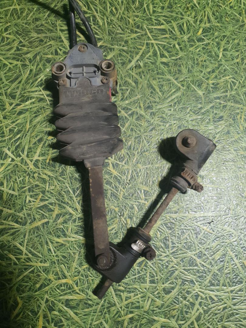 кран уровня подвески MAN TGA 1 поколение 2003, 12.0 л., D 2866 LF28, дизель, МКПП, 4640070010 - фото №1