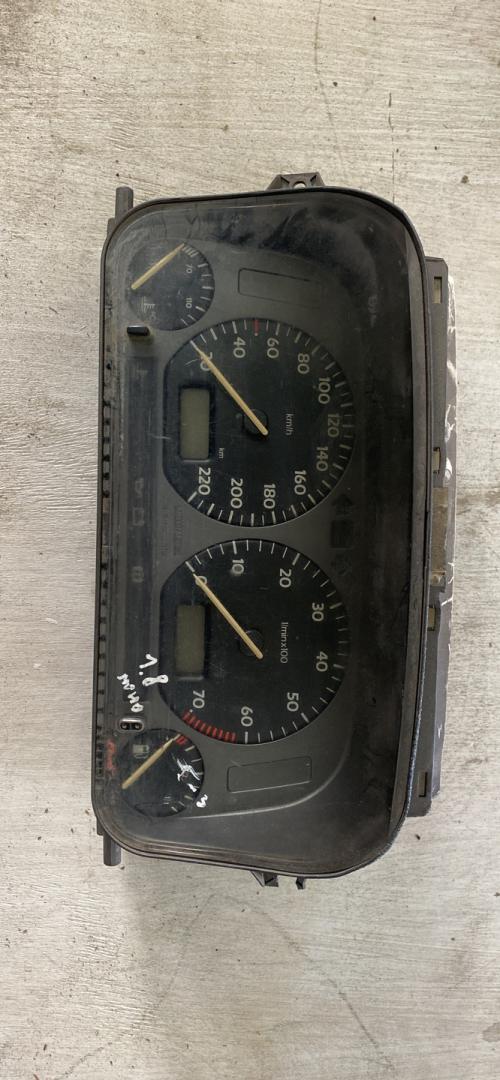 щиток приборов (приборная панель) Volkswagen Golf 3 поколение 1993, 1.8 л., бензин, МКПП, хетчбэк 5 дв. - фото №1