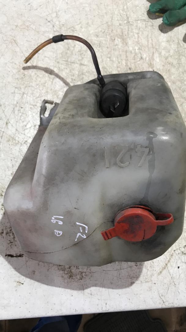 бачок омывателя Volkswagen Golf 2 поколение (1983 - 1992), 1.6 л., дизель, хетчбэк 5 дв. - фото №1