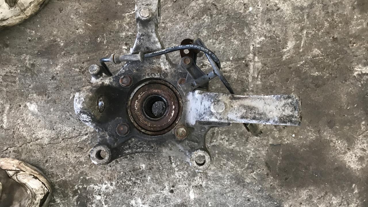 ступица передняя левая Dodge Caravan 4 поколение (2000 - 2007), 3.8 л. - фото №1