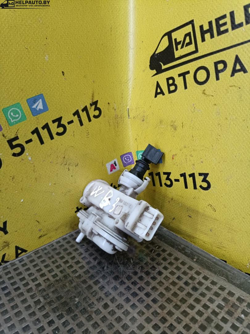 активатор (привод) замка двери Volkswagen Passat B3 1991, 1.8 л., mono, бензин, МКПП, универсал, передний привод - фото №1