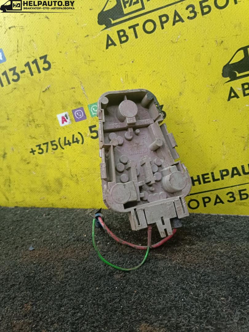 панель заднего правого фонаря Audi 100 С3 1986, 1.8 л., karb., бензин, МКПП, седан, передний привод - фото №1