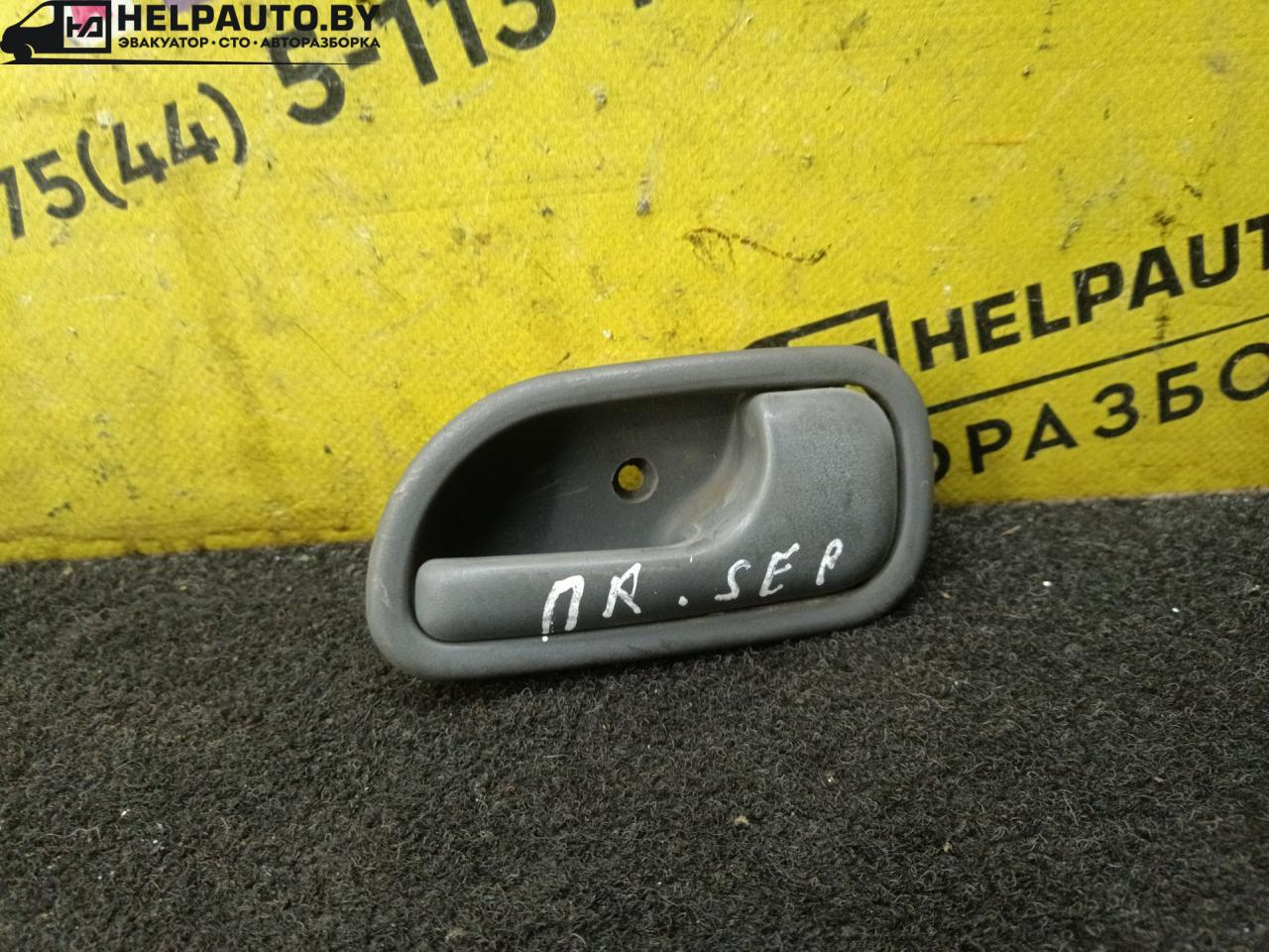 ручка внутренняя передняя правая Kia Sephia 1 поколение 1993, 1.5 л., бензин, МКПП, белый, седан - фото №1