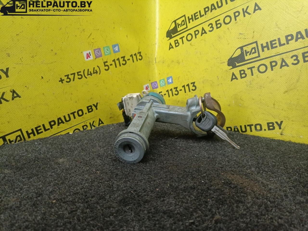 замок зажигания Toyota Carina E 1 поколение T190 1997, 2.0 л., дизель, МКПП, зеленый, седан - фото №1