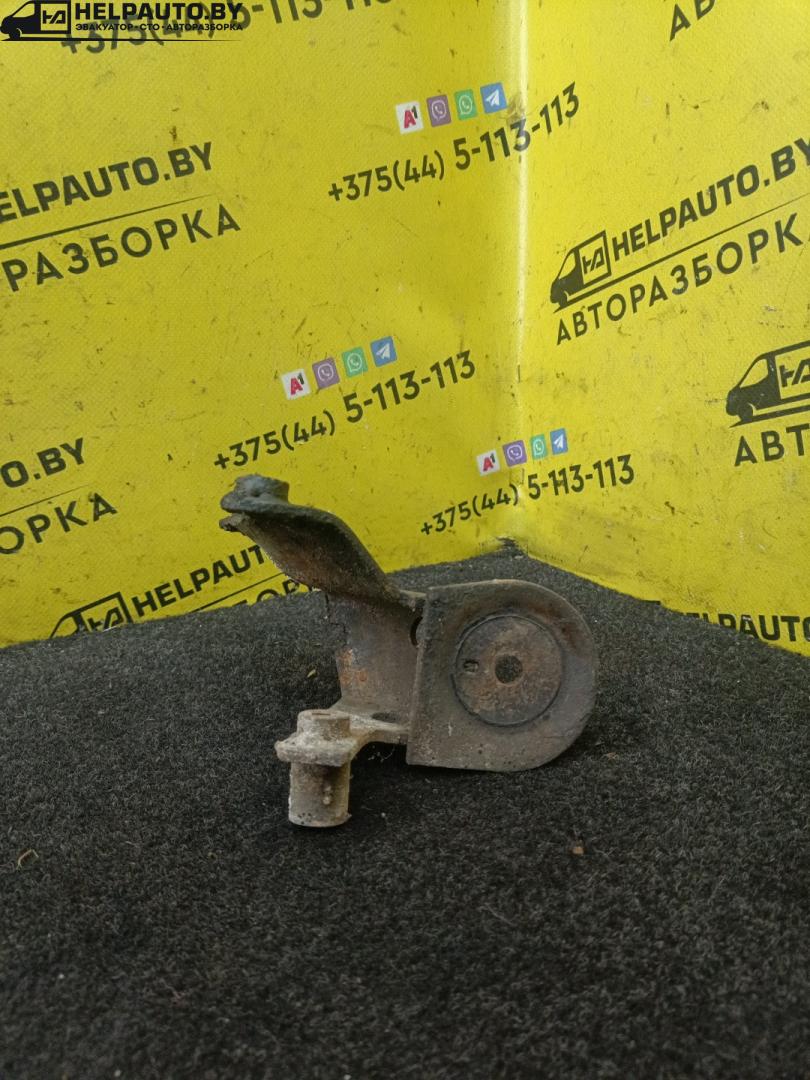 кронштейн двигателя Volkswagen Golf 2 поколение 1988, 1.6 л., 1F, бензин, МКПП, белый, хетчбэк 5 дв. - фото №1