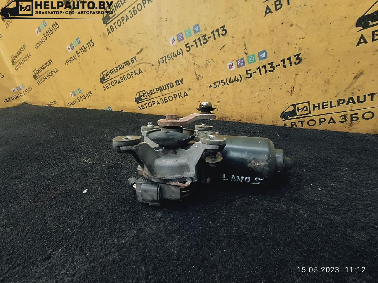 моторчик передних стеклоочистителей (дворников) Daewoo Lanos T100 1997, 1.5 л., бензин, МКПП, белый, седан, передний привод - фото №1