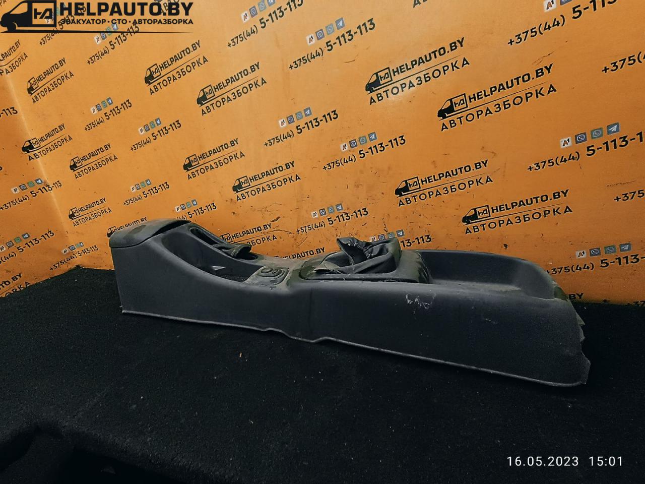 консоль салона Daewoo Nubira J100 1998, 2.0 л., бензин, МКПП, красный / зеленый, седан - фото №1