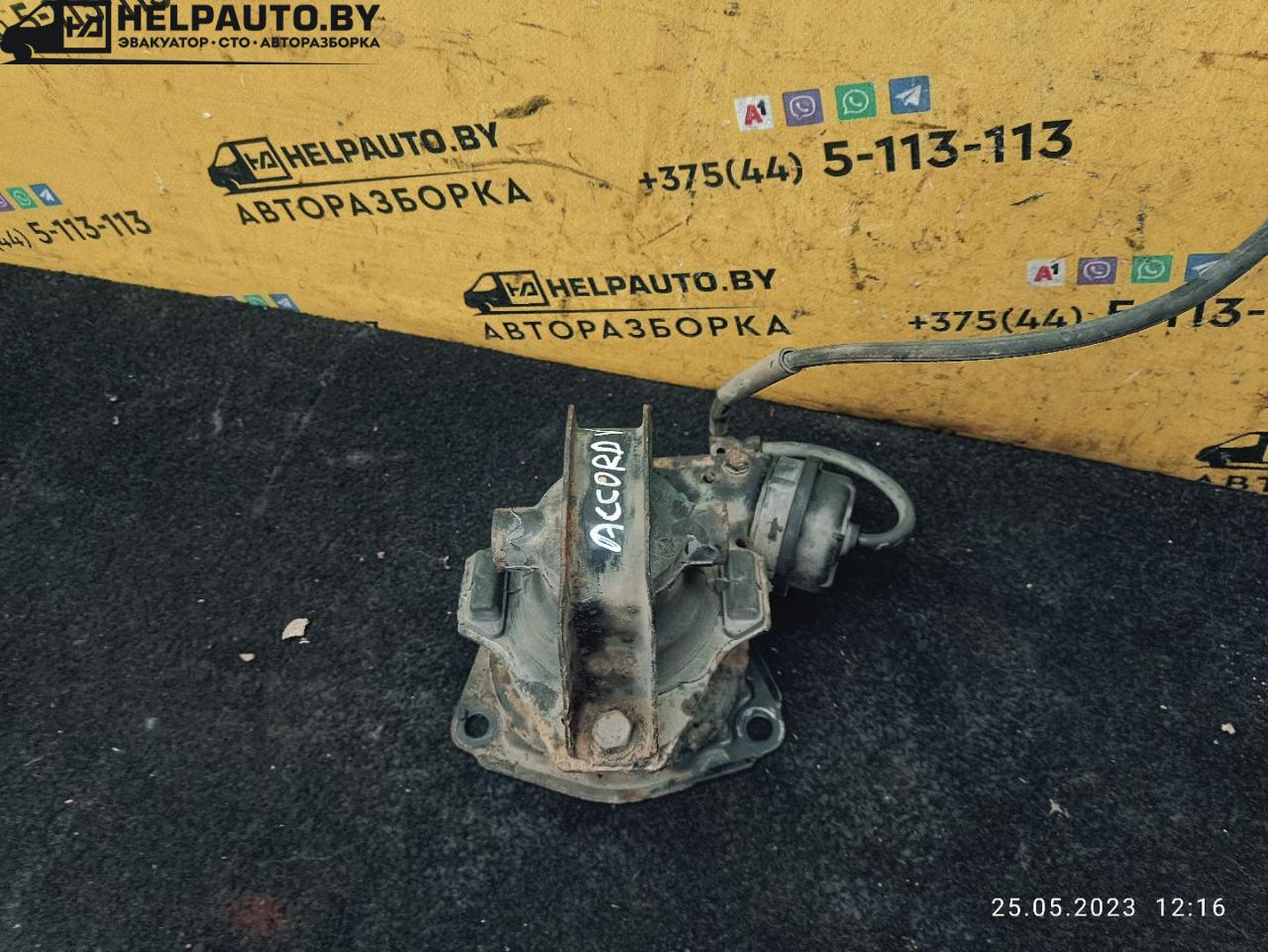 подушка крепления двигателя Honda Accord 5 поколение 1995, 2.0 л., F20B, бензин, АКПП, черный, седан - фото №1