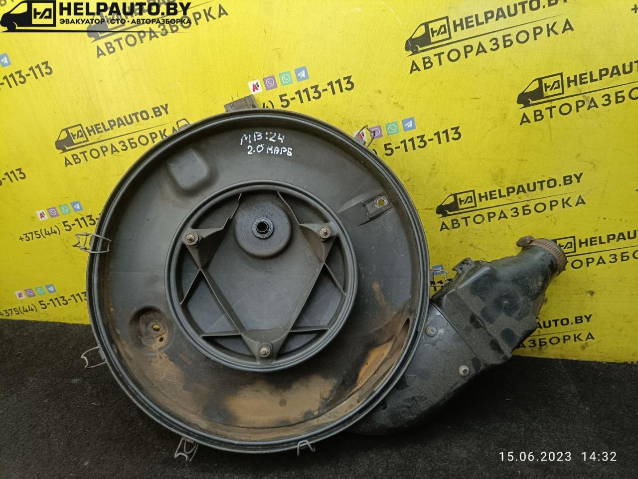 корпус воздушного фильтра Mercedes-Benz E-Класс 1 поколение 1987, 2.0 л., karb., бензин, МКПП, седан, задний привод - фото №1