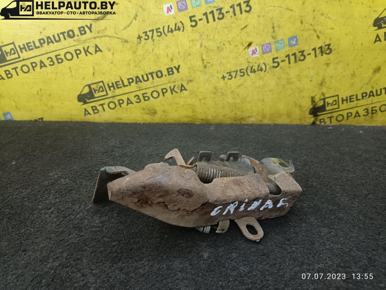 замок капота Toyota Carina E 1 поколение T190 1996, 1.6 л., 4A-FE, бензин, МКПП, красный, универсал - фото №1