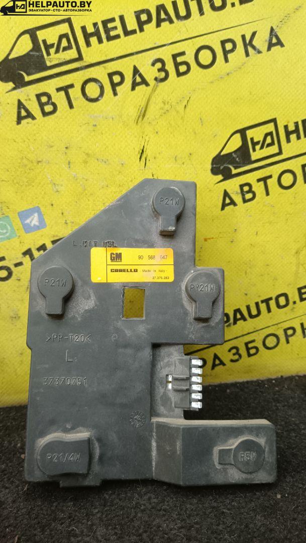 панель заднего правого фонаря Opel Vectra B 1997, 1.6 л., X 16 XEL, бензин, МКПП, красный, седан, передний привод - фото №1