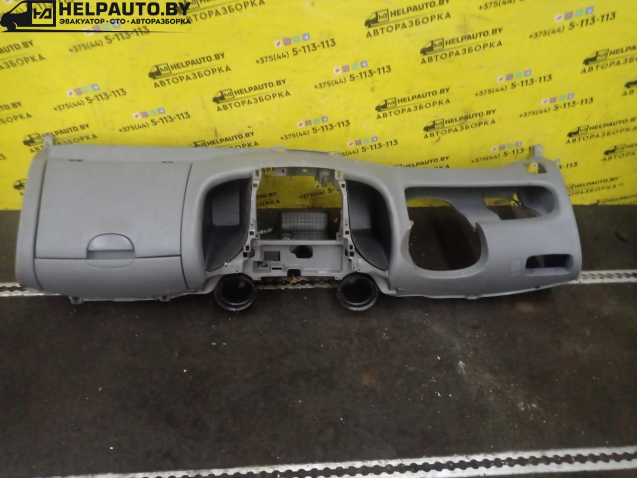 панель передняя салона (торпедо) Toyota Yaris P1 2001, 1.0 л., 1SZ-FE, бензин, МКПП, серебро, хетчбэк 5 дв., передний привод - фото №1