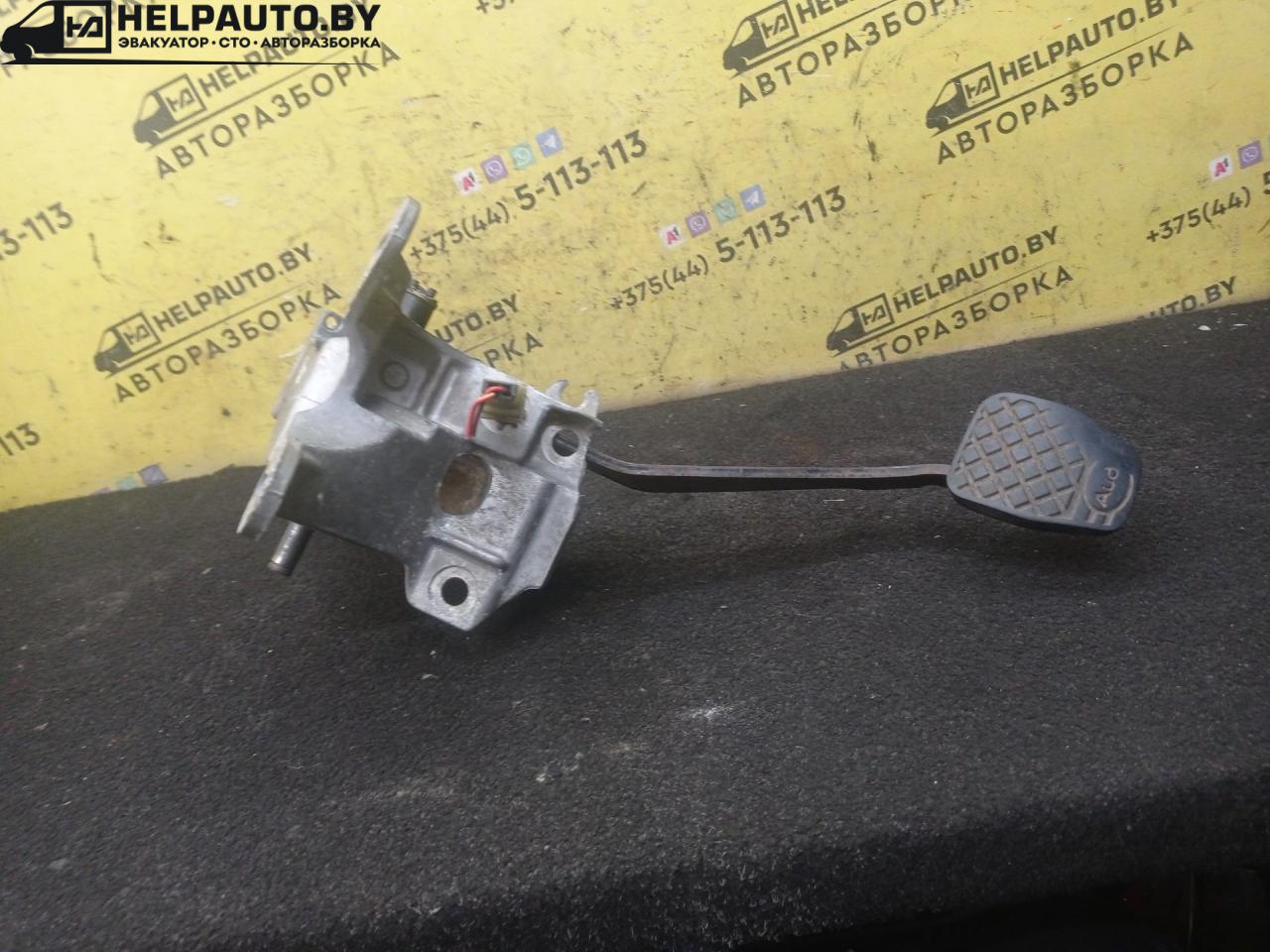 педаль тормоза Audi 100 С3 1985, 1.8 л., бензин, 5МКПП, серый, седан, передний привод - фото №1