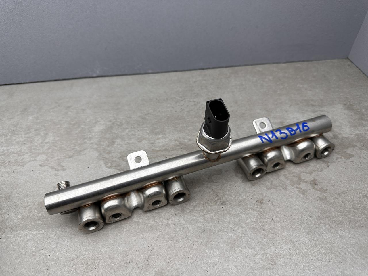 топливная рампа BMW 3 серия F30/F31/F34 2014, 1.6 л., N13 B16 A, бензин, 7592426 - фото №1