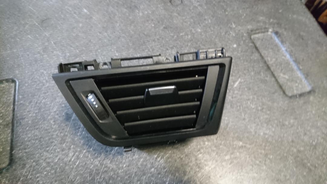 дефлектор обдува салона BMW 3 серия F30/F31/F34 2013, 2.0 л., N47 D20 C, дизель, АКПП, хетчбэк 5 дв., правый руль, 9231970 - фото №1