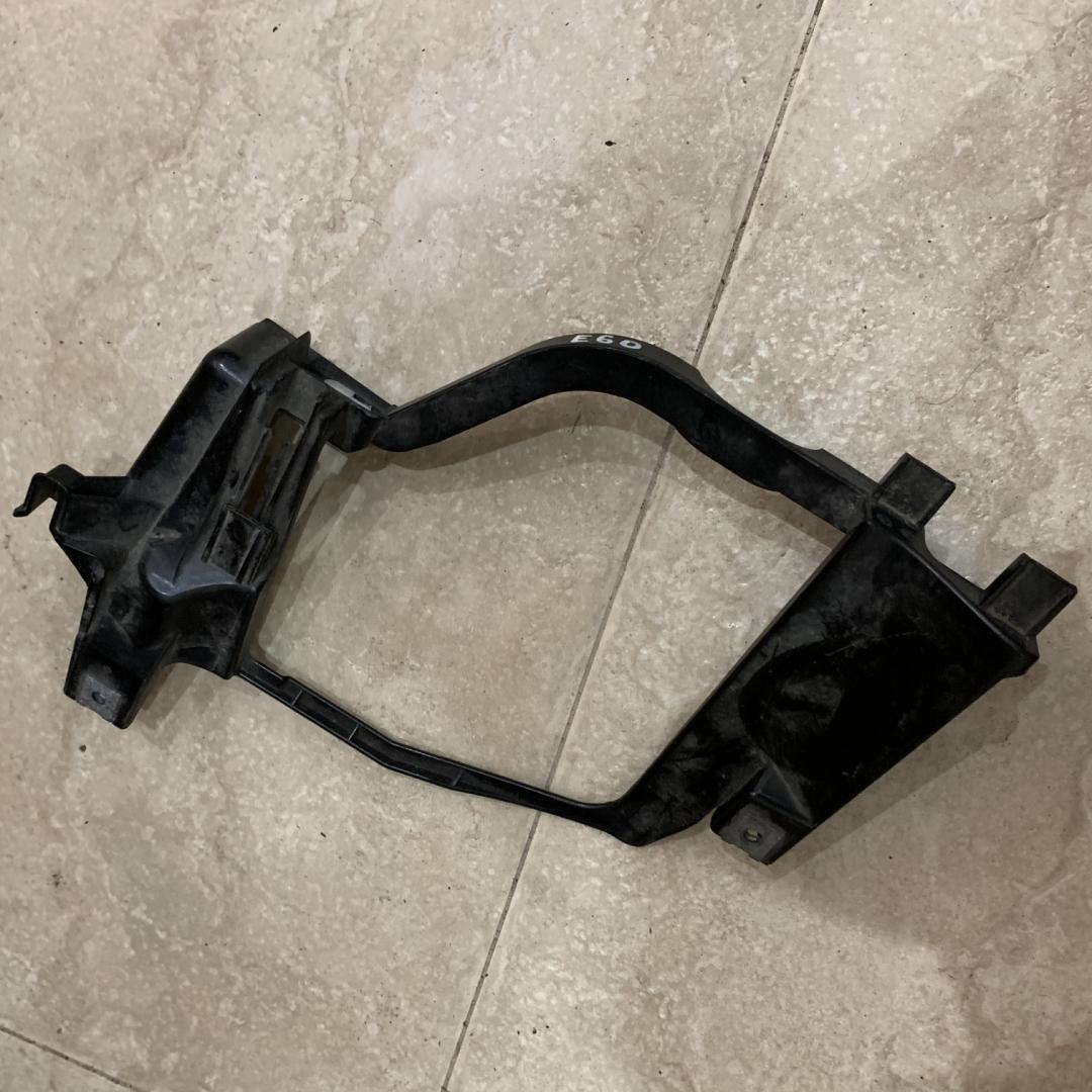 крепление фары левой BMW 5 серия E60/E61 2006, 2.0 л., M47 D20 (204D4), дизель, АКПП, седан - фото №1