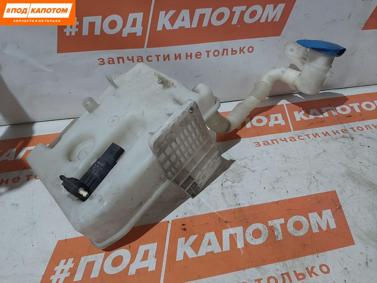 бачок омывателя Volkswagen Golf 6 поколение 2008, 1.4 л., CAXA, бензин, АКПП, 475, универсал, передний привод, 1K0955453Q - фото №1