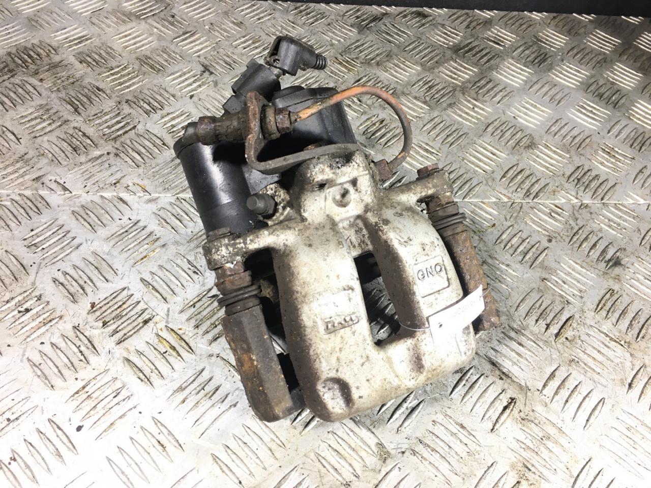 суппорт задний правый Volkswagen Passat B6 2005, 2.0 л., BKP, дизель, 6МКПП, reflex silver / la7w, седан, передний привод, правый руль - фото №1