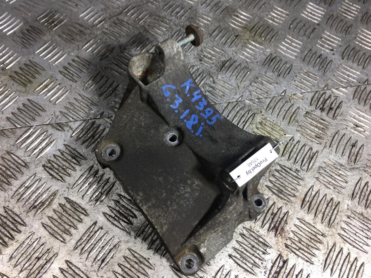 кронштейн генератора Volkswagen Golf 3 поколение 1997, 1.8 л., ADZ, бензин, 5МКПП, чёрный, кабриолет, передний привод, правый руль, 028903143AD - фото №1