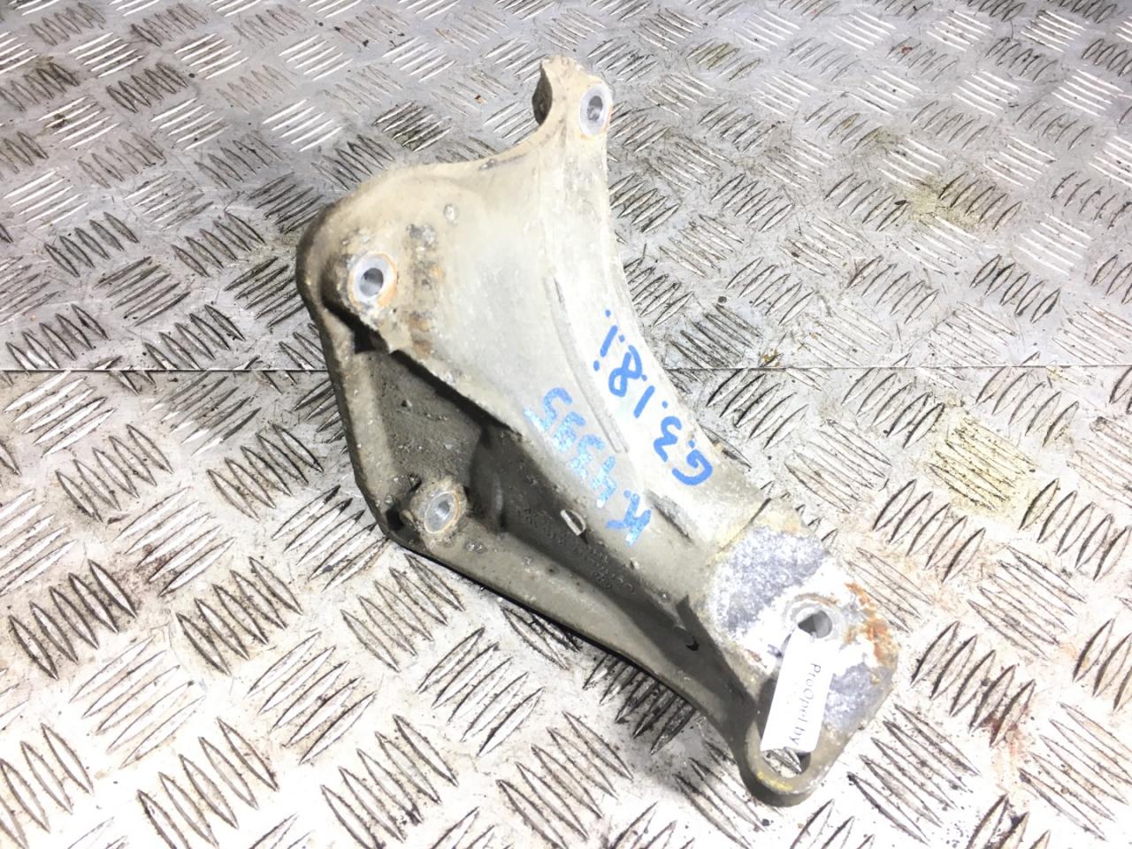 кронштейн двигателя Volkswagen Golf 3 поколение 1997, 1.8 л., ADZ, бензин, 5МКПП, чёрный, кабриолет, передний привод, правый руль, 1H0199354K - фото №1