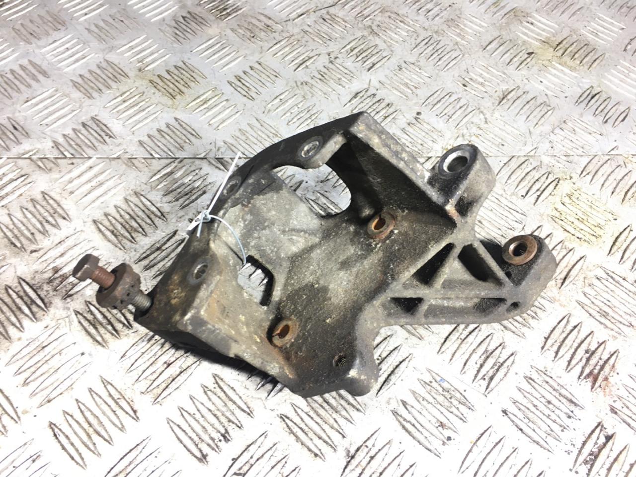 кронштейн гидроусилителя Volkswagen Golf 3 поколение 1997, 1.8 л., ADZ, бензин, 5МКПП, чёрный, кабриолет, передний привод, правый руль, 028145523D - фото №1