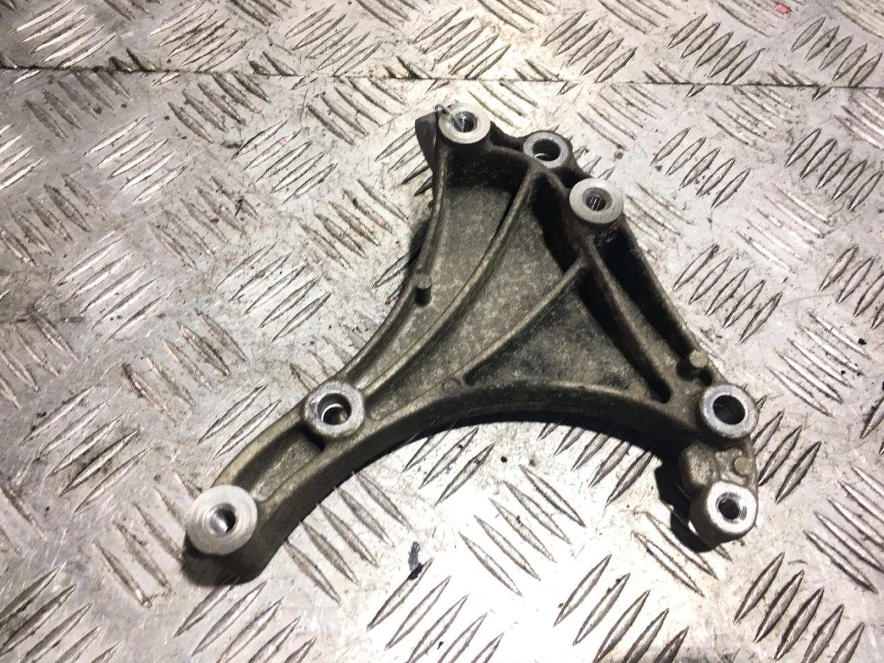 кронштейн генератора Opel Astra J 2011, 1.3 л., A 13 DTE, дизель, 5МКПП, graphitschwarz / gar, хетчбэк 5 дв., передний привод, правый руль, 55568857 - фото №1