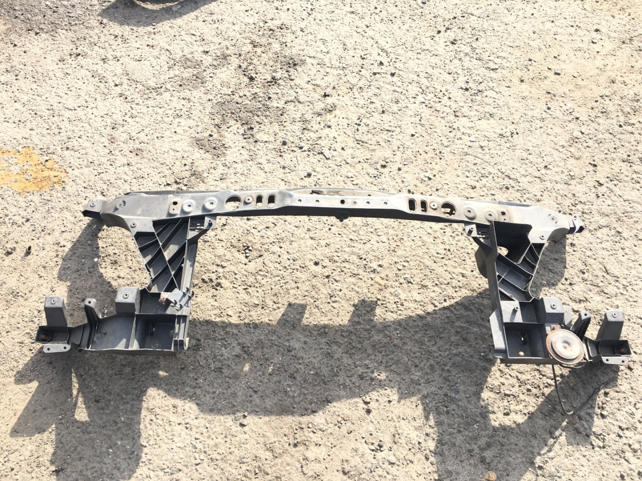 передняя панель крепления облицовки (телевизор) Mercedes-Benz Sprinter 2 поколение (W906) 2008, 2.2 л., дизель, 6МКПП, arktikweiss / 9147, микроавтобус, задний привод, правый руль - фото №1