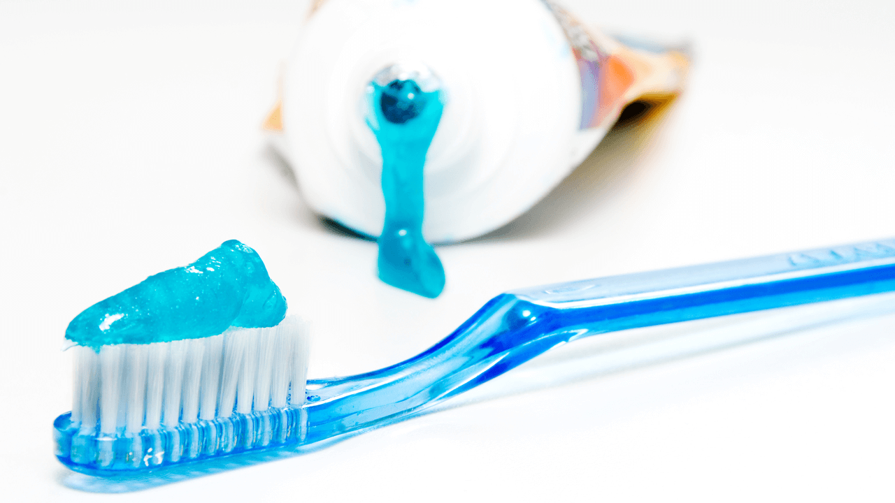 Чистить зубы мылом. Dental Care зубная паста. Лучшая зубная щетка по мнению стоматологов. Вкладыш в зубную пасту для детей. Зубная паста фото для презентации.