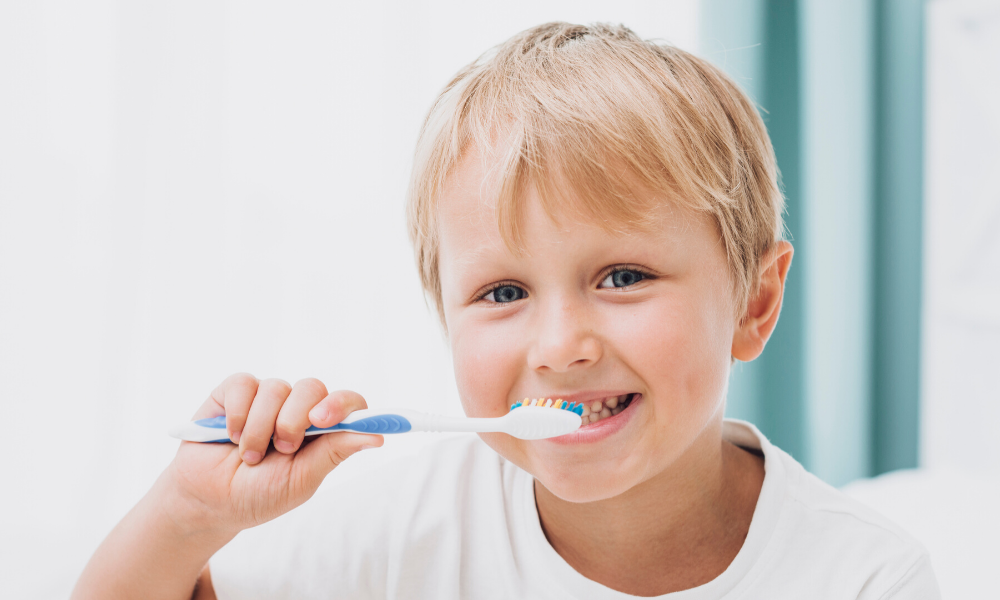 Выбираем пасту детям. Здоровые зубы у детей. Ребенок чистит зубы. Паста для детей. Поделка Здоровые зубы.
