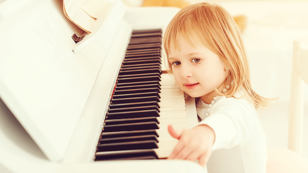 Музыка по возрасту. Девочка 8 лет пианино вундеркинд Балашиха. Little boy playing Piano at Home. Concept of Music.