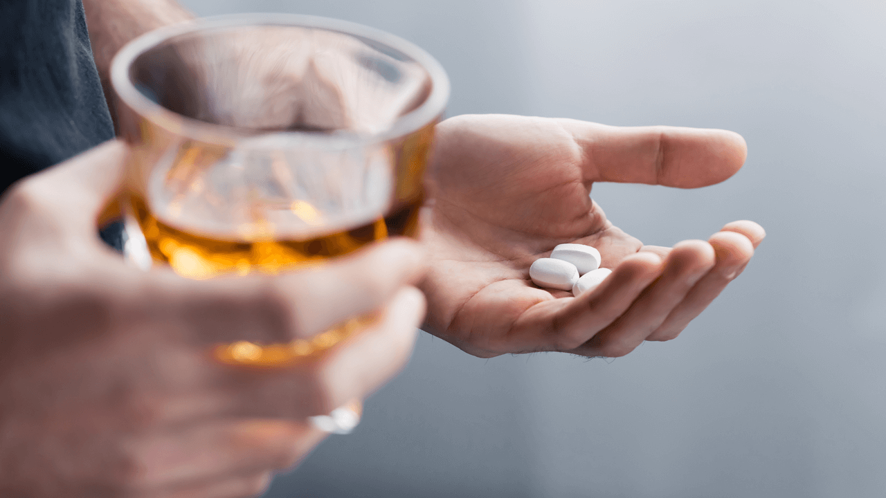 Se puede mezclar ibuprofeno con alcohol