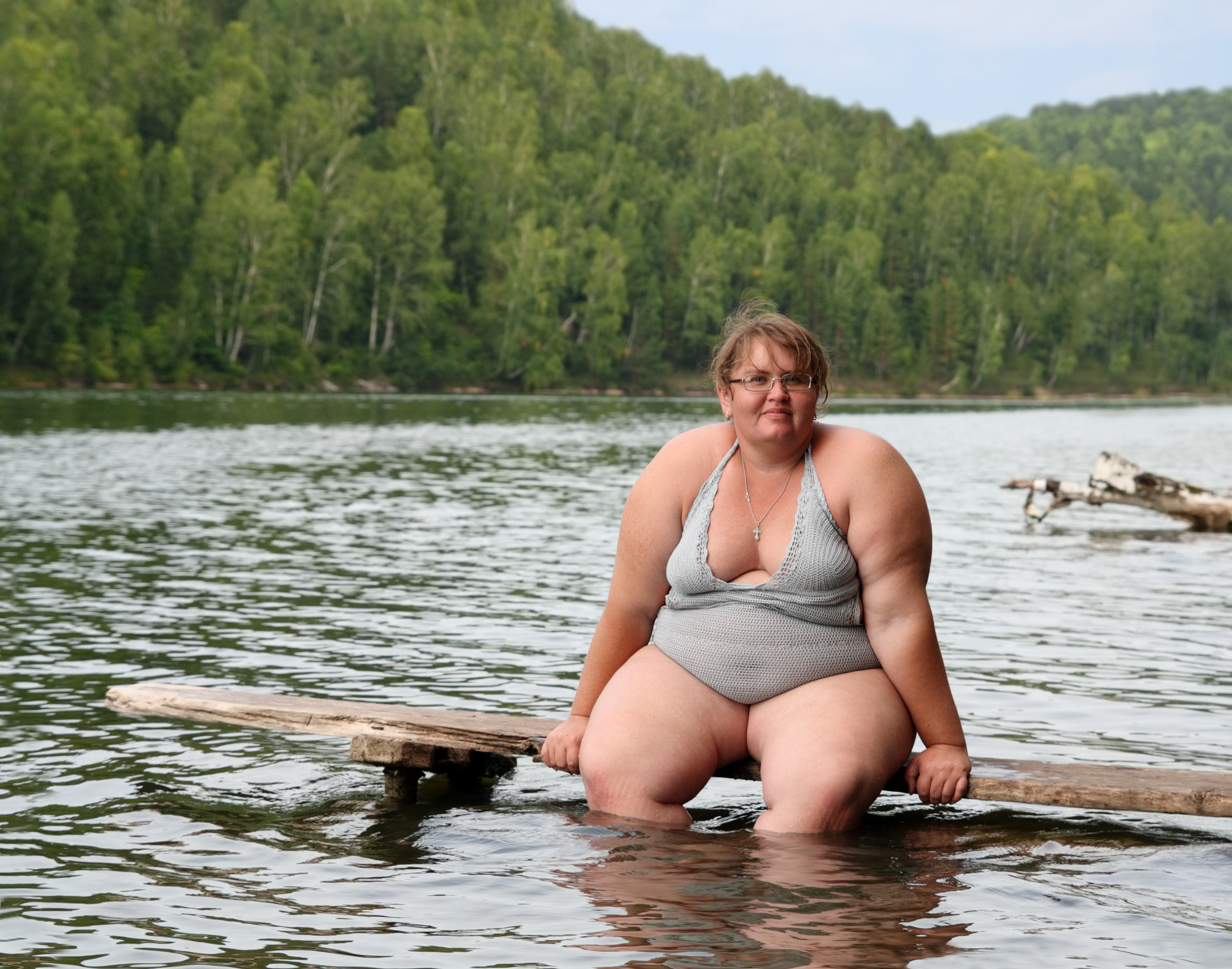 Пожилиюые женщины на речке