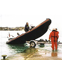 Спуск катера на воду с помощью трейлера