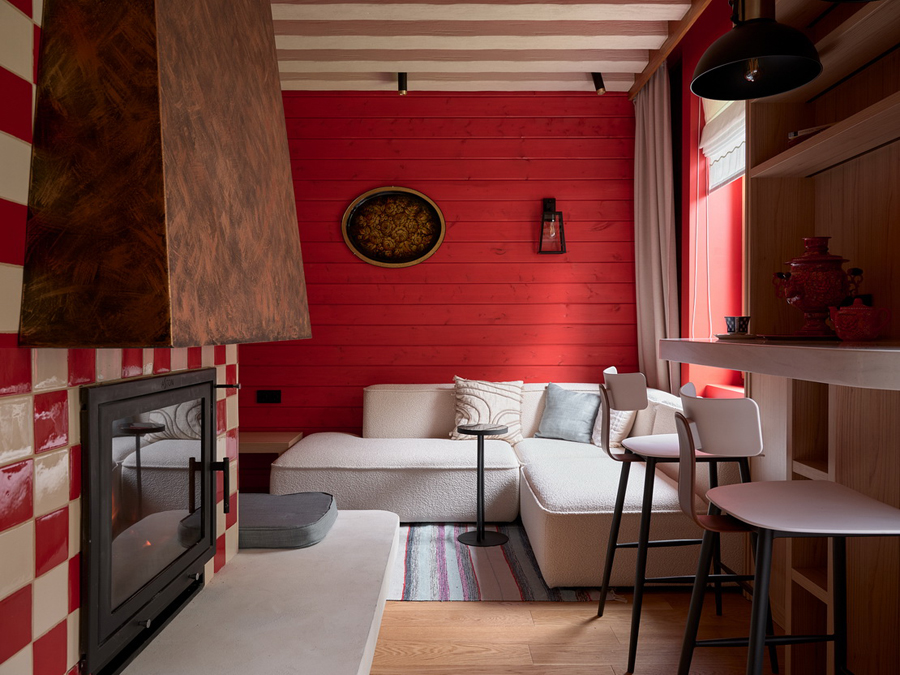 Красная комната с камином и освещением ARTE Lamp в программе Квартирный вопрос