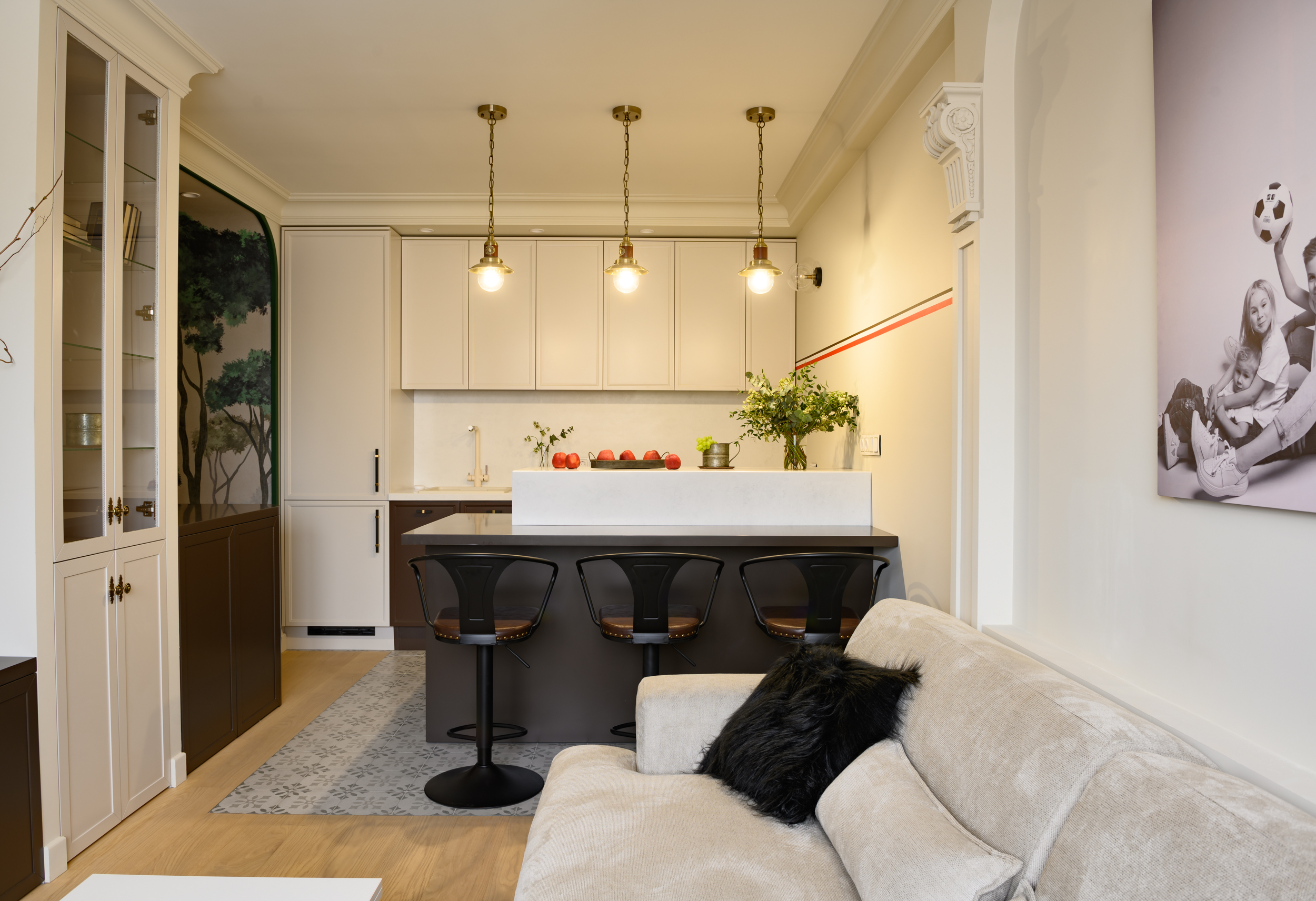 Проект кухни-гостиной с освещением ARTE Lamp в программе Квартирный вопрос от дизайнера Инны Файнштейн