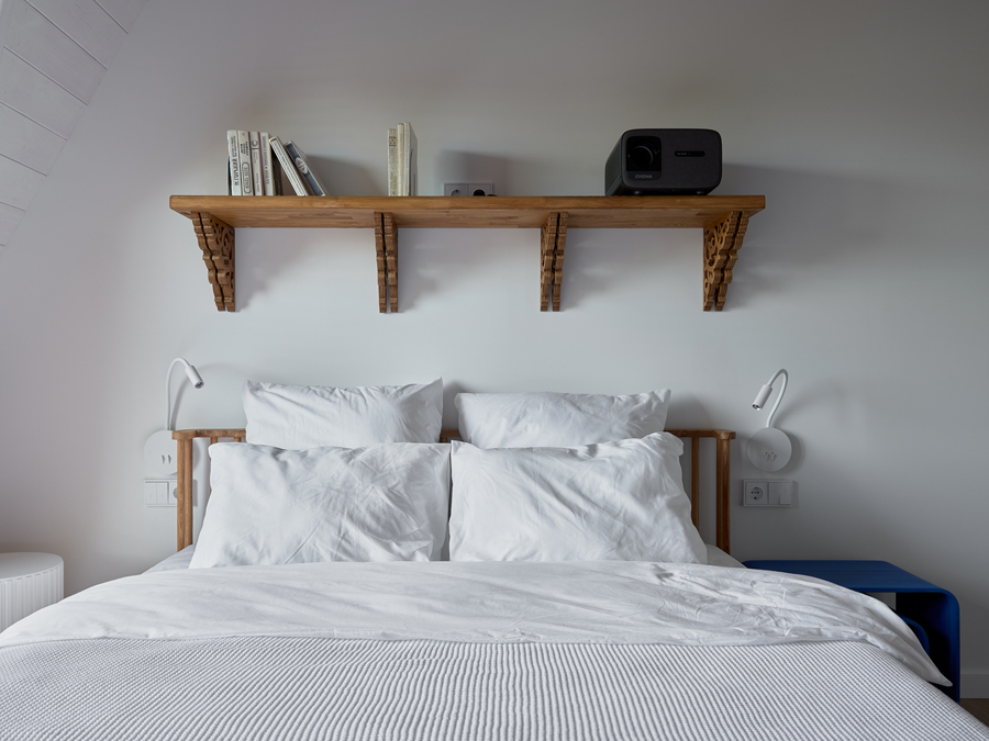 Мастер-спальня в синем кобальте с освещением ARTE Lamp в программе Дачный ответ