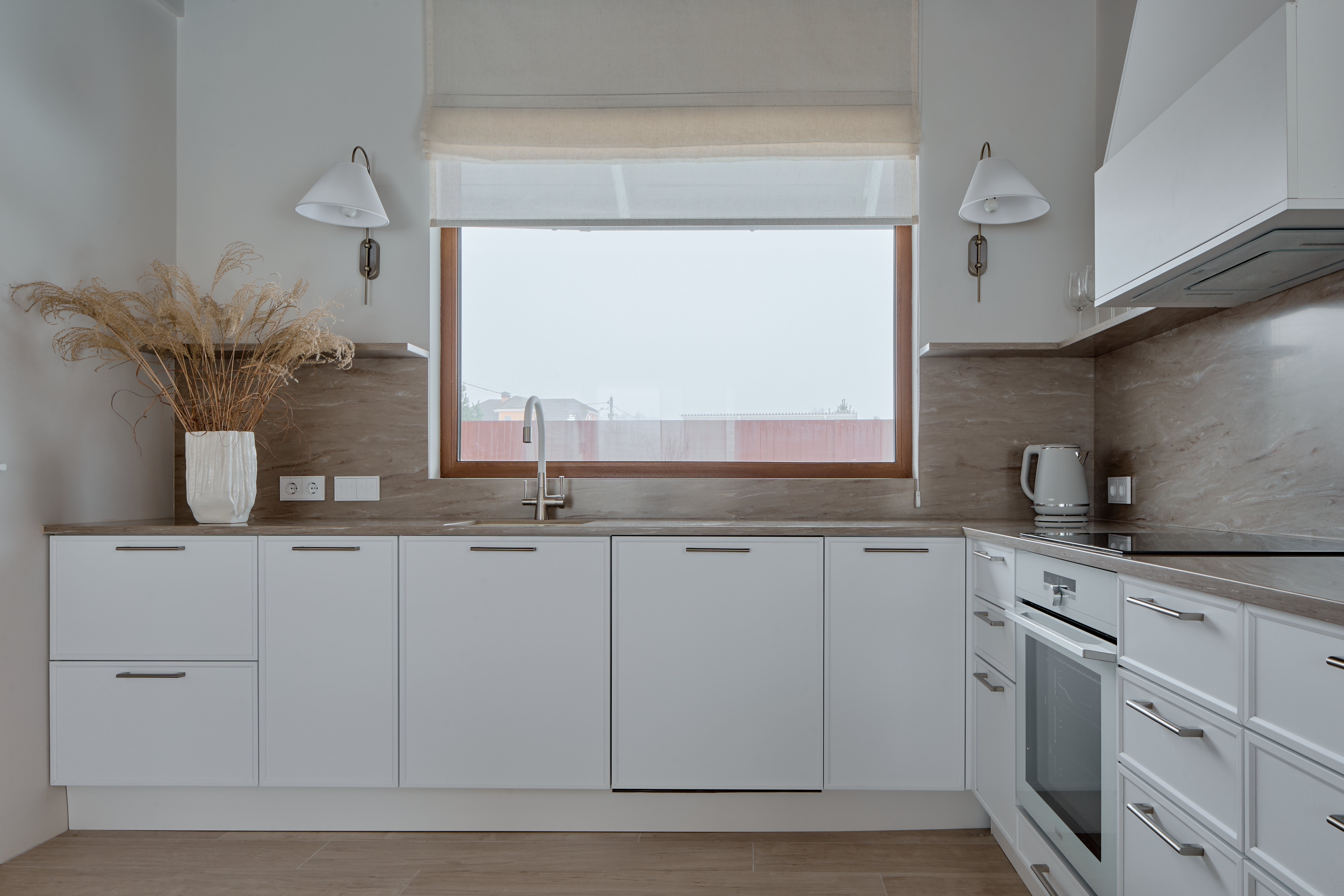 Проект светлой кухни-гостиной в загородном доме с освещением ARTE Lamp в программе Дачный ответ