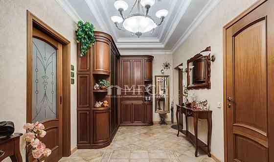 3-комн. квартира, 137 м2, 3/10 эт. Москва
