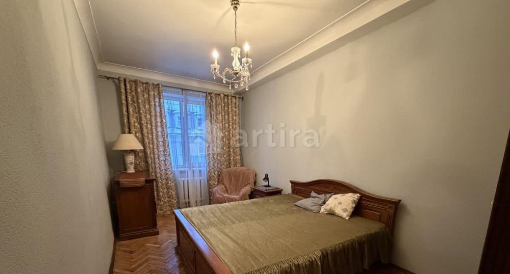 Комната, 90 м2, 4/4 эт. Москва - изображение 1