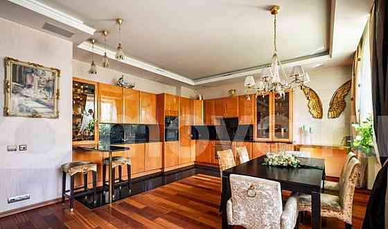 4-комн. квартира, 137.7 м2, 2/4 эт. Москва