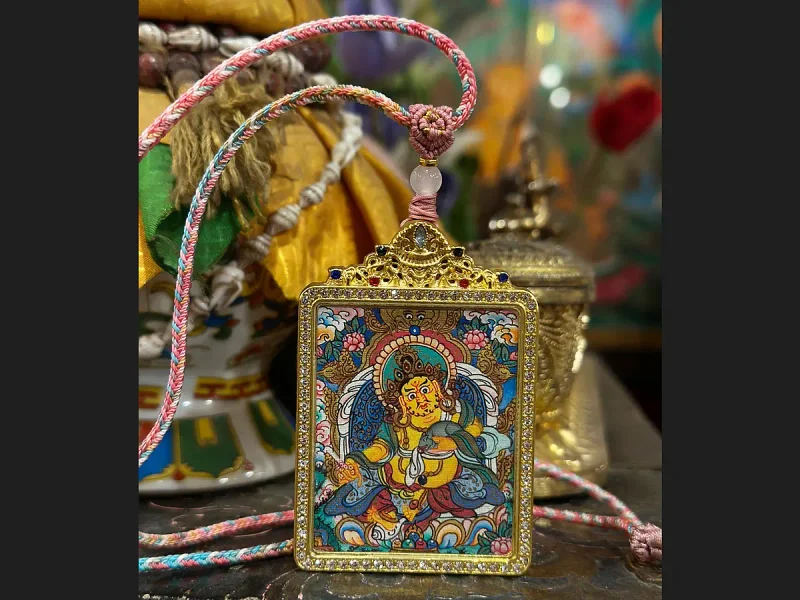 Thangka pendant Dzambala, 4×5 cm.