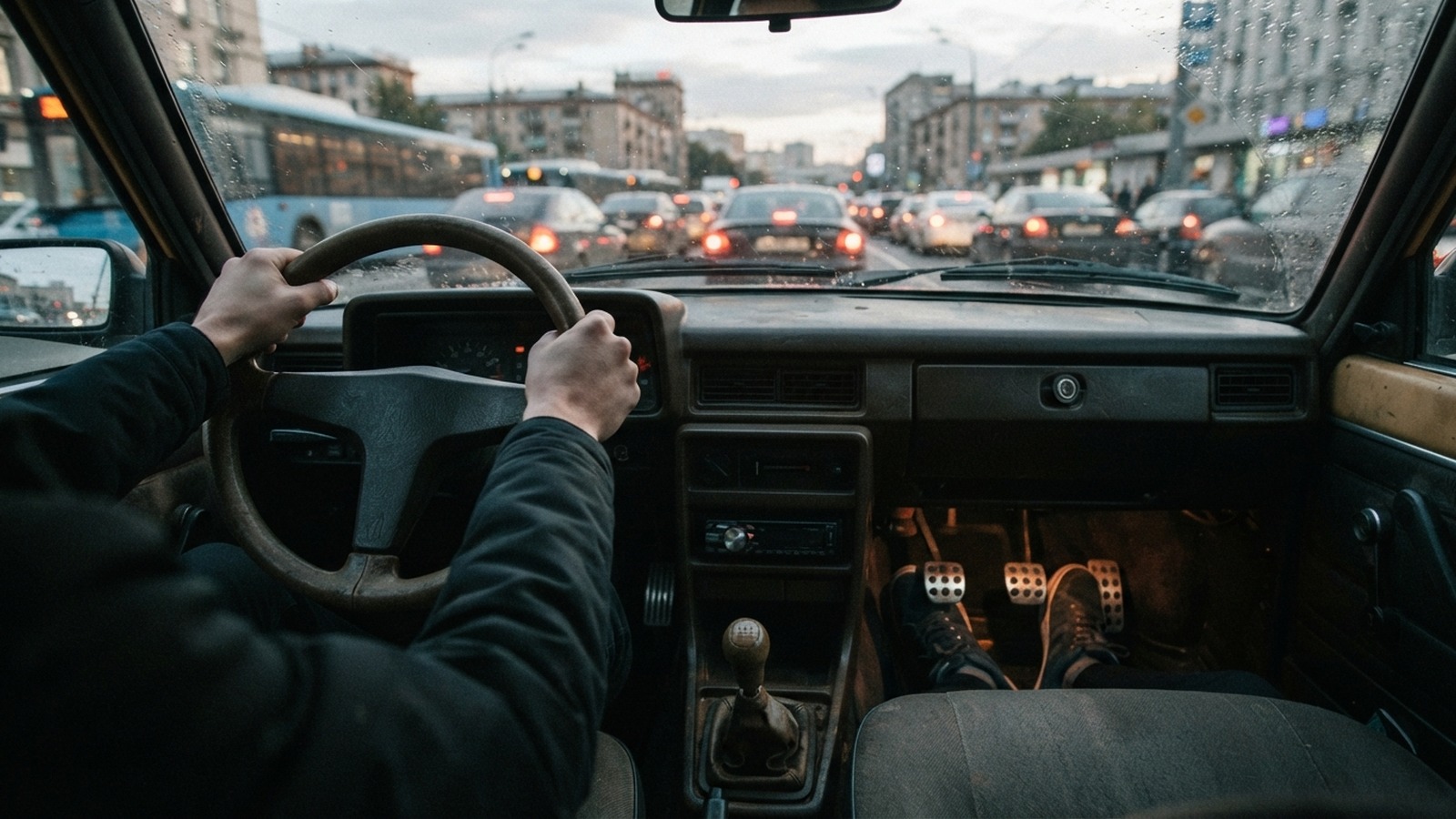 Перешел с автомата на механику и занервничал уже в первый день — что происходит с городом и педалями