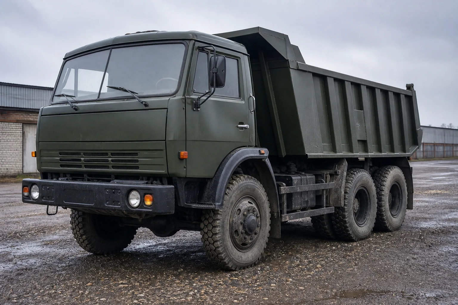 Классический грузовик на шинах R20 рядом с разобранным камерным колесом