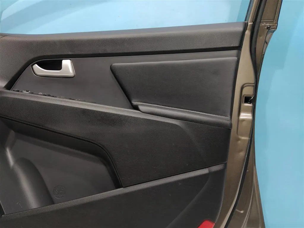 Обшивка двери передней правой Kia Sportage 3 2010-2014