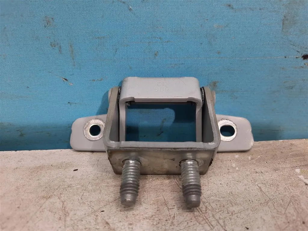 Петля двери багажника Kia Ceed 1 2010-2012