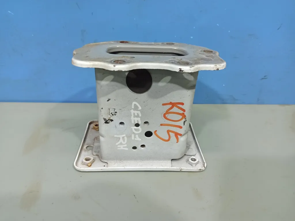 Кронштейн лонжерона Kia Ceed 1 2010-2012