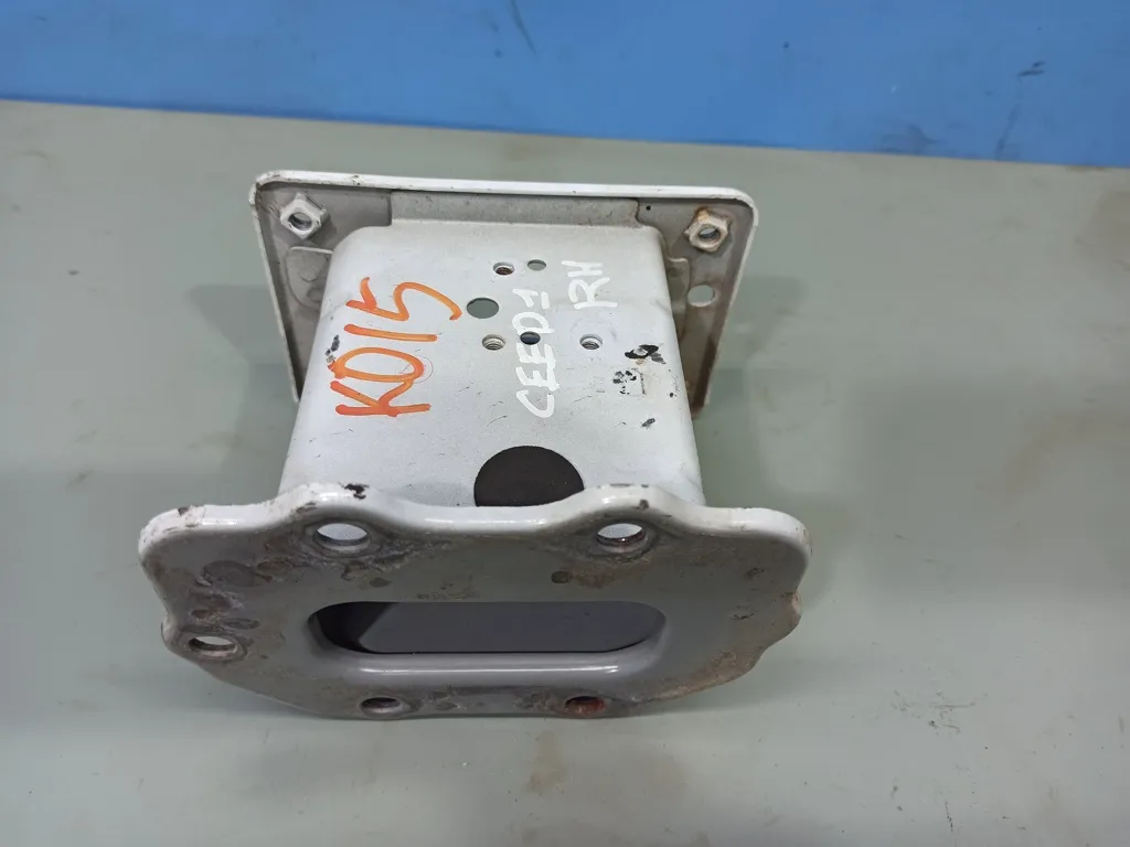 Кронштейн лонжерона Kia Ceed 1 2010-2012