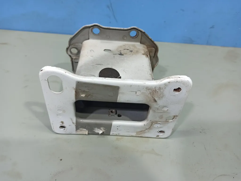 Кронштейн лонжерона Kia Ceed 1 2010-2012