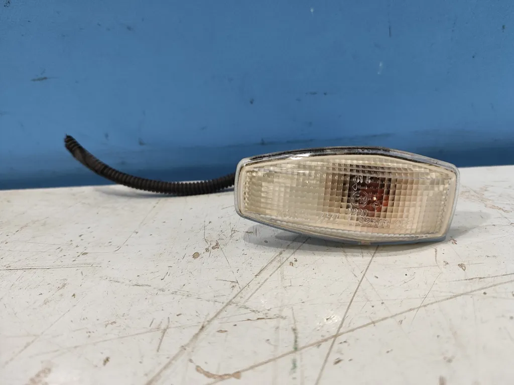 Повторитель в крыло левый Kia Sorento 1 BL 2006-2009 Рестайлинг