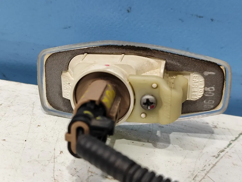 Повторитель в крыло левый Kia Sorento 1 BL 2006-2009 Рестайлинг